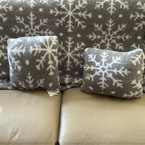 Snowflake design accent pillows and blanket